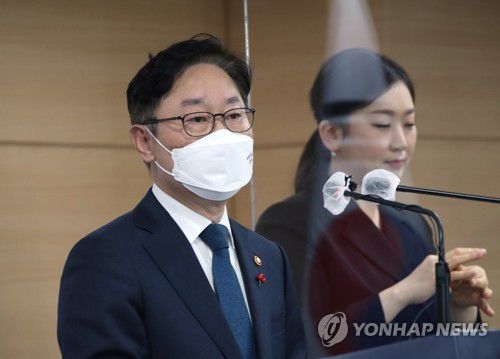 법무부 장관, 박근혜 전 대통령 특별사면 발표(서울=연합뉴스) 김승두 기자 = 박범계 법무부 장관이 24일 정부서울청사에서 박근혜 전 대통령 등이 포함된 2022년 신년 특별사면을 발표하고 있다. 2021.12.24 kimsdoo@yna.co.kr
