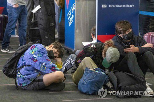 미국 로스앤젤레스 공항에서 대기 중인 여행객들[AFP 연합뉴스 자료사진. 재판매 및 DB 금지]