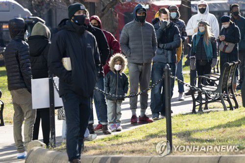 코로나19 감염여부 검사를 받기 위해 장사진을 친 미국 시민들[AP 연합뉴스 자료사진. DB 및 재판매 금지]