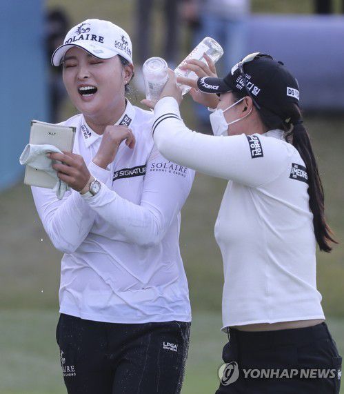 우승 축하 물세례 받는 고진영[연합뉴스 자료사진]