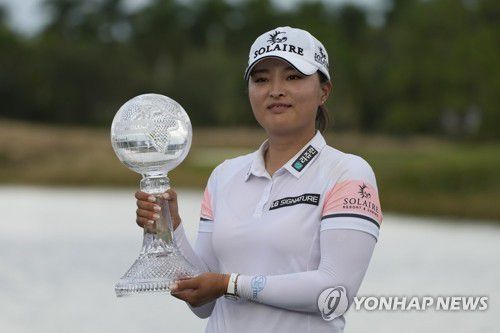 LPGA투어 최종전 우승 트로피 든 고진영[AP=연합뉴스 자료사진]