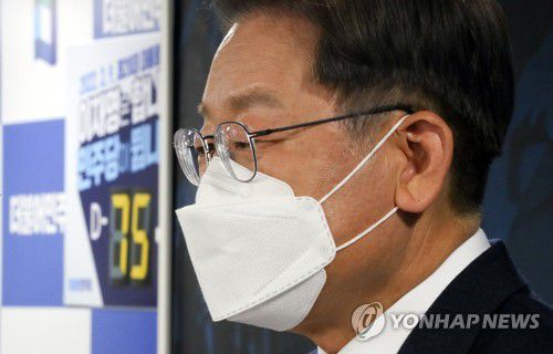 박근혜 전 대통령 사면 관련 질문에 답하는 이재명(서울=연합뉴스) 하사헌 기자 = 더불어민주당 이재명 대선후보가 24일 서울 여의도 더불어민주당 중앙당사에서 '스마트강군, 선택적 모병제 공약 발표'를 마친 뒤 박근혜 전 대통령의 사면과 관련된 취재진의 질문에 답하고 있다. 2021.12.24 [국회사진기자단] toadboy@yna.co.kr