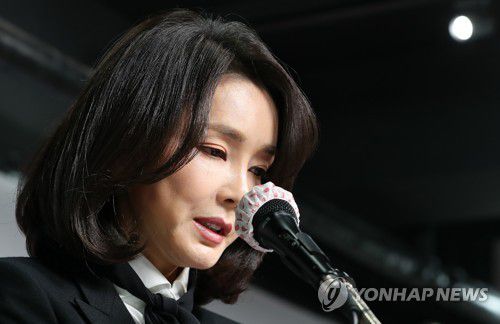 입장문 발표하는 김건희(서울=연합뉴스) 이정훈 기자 = 국민의힘 윤석열 대선 후보 부인 김건희 코바나컨텐츠 대표가 26일 오후 서울 여의도 국민의힘 당사에서 자신의 허위 이력 의혹과 관련해 입장문 발표를 하고 있다. 2021.12.26 [공동취재] uwg806@yna.co.kr