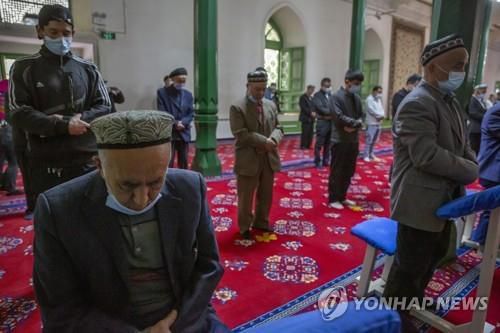 기도하는 신장 지역의 위구르인들 [AP=연합뉴스 자료사진]