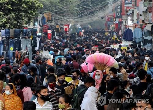 인파로 혼잡한 인도 뉴델리의 한 시장. [로이터 연합뉴스 자료사진. 재판매 및 DB 금지]