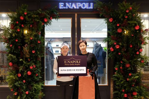 임희정(왼쪽)과 이나폴리 김성희 대표.[갤럭시아 SM 제공. 재판매 및 DB 금지]