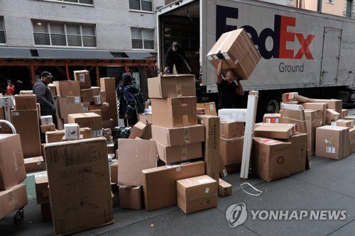 연말 쇼핑 시즌으로 분주한 택배 업체들[AFP/게티이미지=연합뉴스 자료사진. 재판매 및 DB 금지] [2021.12.26 송고]