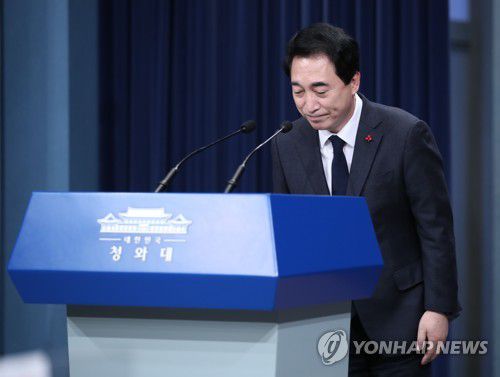 인사하는 박수현 국민소통수석(서울=연합뉴스) 안정원 기자 = 박수현 국민소통수석이 21일 청와대 춘추관 대브리핑룸에서 김진국 민정수석 사의 관련 브리핑에 앞서 인사하고 있다. 2021.12.21 jeong@yna.co.kr