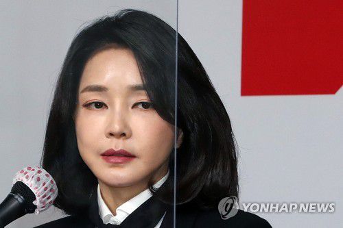 허위 이력 관련 입장문 발표하는 김건희국민의힘 윤석열 대선 후보 부인 김건희 코바나컨텐츠 대표가 지난 26일 오후 서울 여의도 당사에서 자신의 허위 이력 의혹과 관련해 입장문을 발표하고 있다. [공동취재] uwg806@yna.co.kr