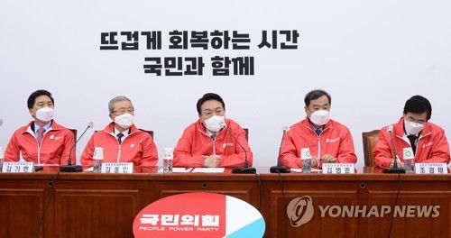 중앙선거대책위원회의에서 발언하는 윤석열 대선 후보(서울=연합뉴스) 하사헌 기자 = 국민의힘 윤석열 대선 후보가 27일 서울 여의도 국회에서 열린 중앙선거대책위원회의에서 발언하고 있다. 2021.12.27 [국회사진기자단] toadboy@yna.co.kr