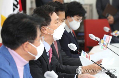 발언하는 김기현 원내대표(서울=연합뉴스) 백승렬 기자 = 국민의힘 김기현 원내대표가 27일 국회에서 열린 원내대표-법사위원 긴급간담회에서 발언하고 있다. 2021.12.27 srbaek@yna.co.kr