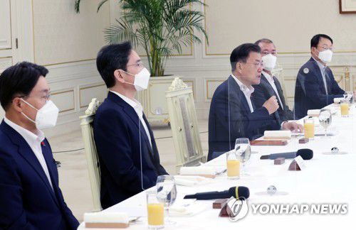 6대 기업 대표 초청 오찬 간담회 발언하는 문재인 대통령(서울=연합뉴스) 안정원 기자 = 문재인 대통령이 27일 청와대에서 열린 '청년희망 온(ON) 참여기업 대표 초청 오찬 간담회'에 참석, 발언하고 있다. 2021.12.27 jeong@yna.co.kr