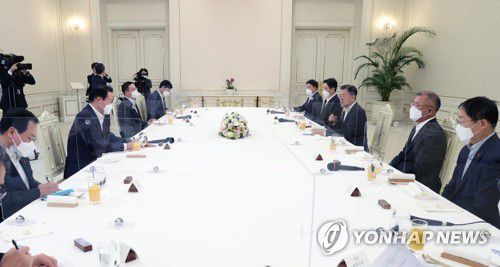 6대 기업 대표 초청 오찬 간담회 발언하는 문재인 대통령(서울=연합뉴스)  문재인 대통령이 27일 청와대에서 열린 '청년희망 온(ON) 참여기업 대표 초청 오찬 간담회'에 참석, 발언하고 있다.      왼쪽부터 시계방향으로 유영민 대통령 비서실장, 최태원 SK주식회사 회장, 구광모 ㈜LG회장, 이호승 정책실장, 최정우 포스코 그룹 회장, 이재용 삼성전자 부회장, 문 대통령, 정의선 현대자동차그룹 회장, 구현모 KT 대표이사. 2021.12.27 jeong@yna.co.kr