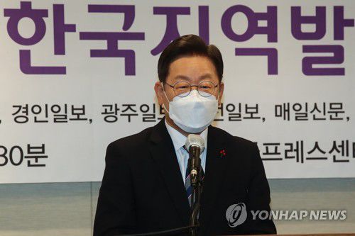 지방자치대상 시상식에서 축사하는 이재명(서울=연합뉴스) 더불어민주당 이재명 대선 후보가 27일 오후 서울 중구 프레스센터에서 한국지방신문협회 주최로 열린 지방자치대상 및 한국지역발전대상 시상식에 참석해 축사를 하고 있다. 2021.12.27 [국회사진기자단] toadboy@yna.co.kr