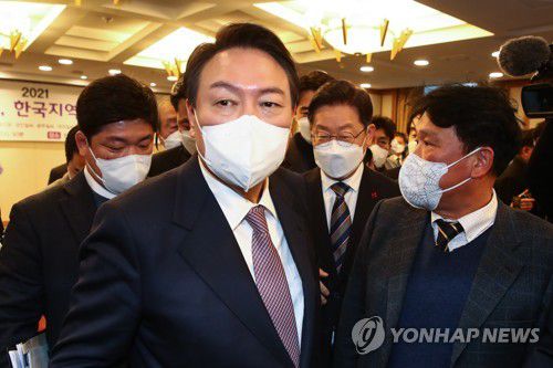 지방자치대상 시상식 퇴장하는 윤석열과 이재명(서울=연합뉴스) 국민의힘 윤석열 대선 후보와 더불어민주당 이재명 대선 후보가 27일 오후 서울 중구 프레스센터에서 한국지방신문협회 주최로 열린 지방자치대상 및 한국지역발전대상 시상식을 마친 후 퇴장하고 있다. 2021.12.27 [국회사진기자단] toadboy@yna.co.kr