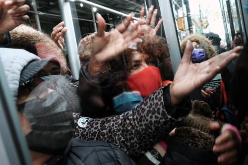 뉴욕시가 배포하는 무료 코로나19 검사 키트를 받으러 몰려든 사람들[AFP 연합뉴스 자료사진. 재판매 및 DB 금지]