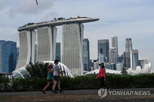 싱가포르 마리나 베이 인근 공원을 걷고 있는 시민들(자료사진)[AFP=연합뉴스]  [2021.11.09 송고]