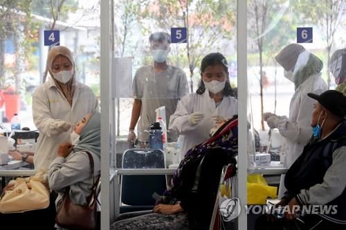 자카르타의 기차역서 탑승 전 코로나 검사 모습[EPA=연합뉴스]