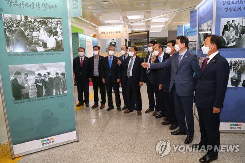 강원도의회 개원 65주년 기념 특별 사진전(춘천=연합뉴스) 강원도의회 곽도영 의장을 비롯한 도의원 등이 2일 도의회 본관 1층 로비에서 열린 '도의회 개원 65주년 기념 특별 사진전'에 참석해 과거 사진을 살펴보고 있다. 2021.11.2 [강원도의회 제공.재판매 및 DB 금지] jlee@yna.co.kr