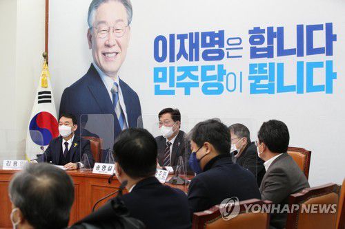 발언하는 송영길(서울=연합뉴스) 이정훈 기자 = 더불어민주당 송영길 대표가 28일 오전 국회에서 열린 '윤석열일가부정부패국민검증특위' 외부위원 임명장 수여식에서 발언하고 있다. 2021.12.28 [국회사진기자단] uwg806@yna.co.kr