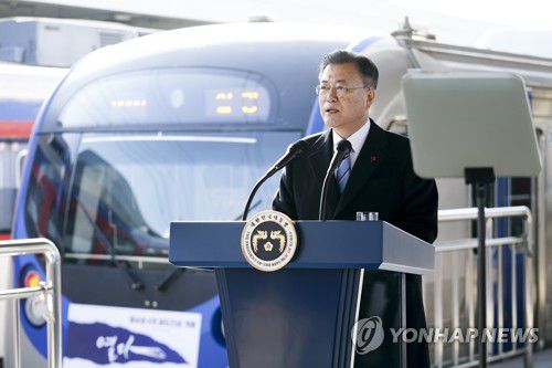 동남권 4개 철도건설사업 개통식 참석한 문재인 대통령(울산=연합뉴스) 안정원 기자 = 문재인 대통령이 28일 울산 태화강역에서 열린 동남권 4개 철도건설사업 개통식 참석, 이들 철도 개통이 갖는 의미에 대해 말하고 있다. 2021.12.28 jeong@yna.co.kr