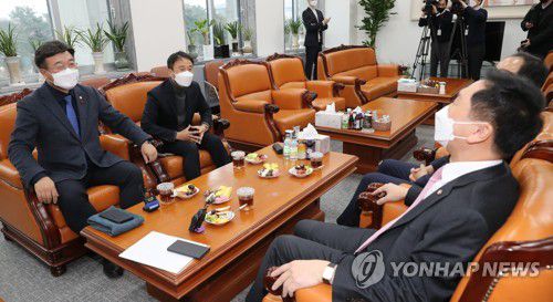 여야교섭단체 원내대표 회동(서울=연합뉴스) 하사헌 기자 = 더불어민주당 윤호중 원내대표(왼쪽)와 국민의힘 김기현 원내대표(오른쪽)가 28일 서울 여의도 국회 운영위원장실에서 여야교섭단체 원내대표 회동을 하고 있다. 2021.12.28 toadboy@yna.co.kr