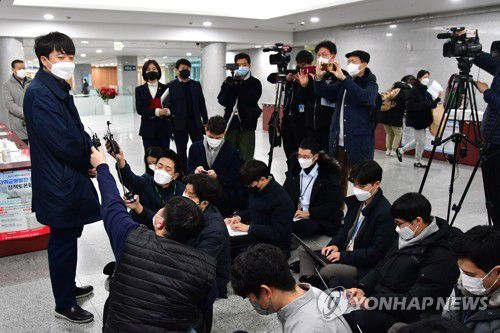 답변하는 이준석 대표(서울=연합뉴스) 백승렬 기자 = 국민의힘 이준석 대표가 28일 국회 의원회관에서 열린 지역균형발전 모색 정책토론회를 마친 뒤 취재진의 질문에 답변하고 있다. 2021.12.28 [국회사진기자단] srbaek@yna.co.kr