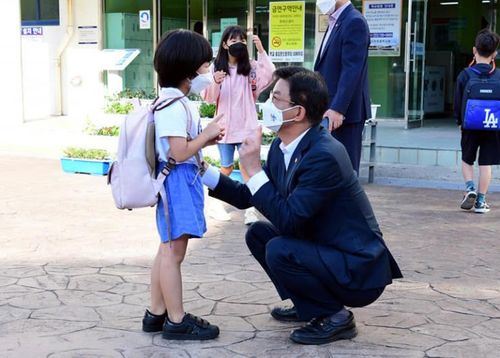초등학교 등굣길 찾은 이석문 제주교육감[이석문 교육감 페이스북. 재판매 및 DB 금지]