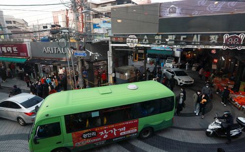 혼잡한 수영팔도시장 입구[손형주 기자]