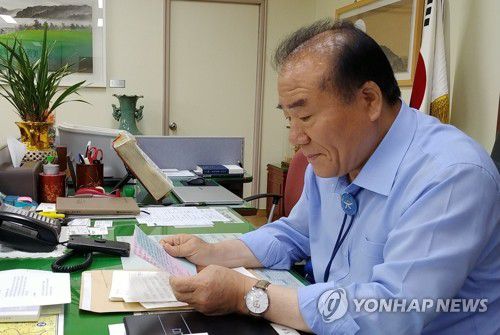 집무하는 장휘국 교육감[연합뉴스 자료]