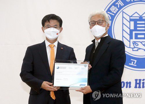 표선고 IB 월드스쿨 인증서 전달(서귀포=연합뉴스) 전지혜 기자 = 7일 제주 서귀포시 표선고등학교에서 이석문(왼쪽) 제주교육감이 IB(국제 바칼로레아) 월드스쿨 인증을 받은 표선고의 임영구(오른쪽) 교장에게 인증서를 전달하고 있다. 2021.12.7 atoz@yna.co.kr