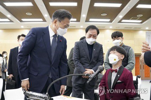 표형민 맑은소리 하모니카 앙상블 대원 격려하는 문재인 대통령(공주=연합뉴스) 안정원 기자 = 문재인 대통령이 29일 충남 공주시 공주대학교 옥룡캠퍼스에서 열린 공주대학교 부설 특수학교 설립 간담회를 마친 뒤 표형민 맑은소리 하모니카 앙상블 대원을 격려하고 있다.     공주대학교 부설 특수학교는 장애인의 특기와 적성을 살리는 국내 첫 국립 직업 특성화 특수학교이다. 2021.12.29 jeong@yna.co.kr