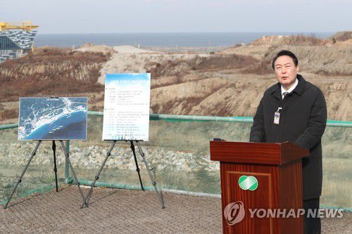 윤석열, 원자력 공약 발표(경북 울진=연합뉴스) 이정훈 기자 = 국민의힘 윤석열 대선 후보가 29일 오후 경북 울진군 신한울 3·4호기 건설중단 현장을 방문, 탈원전 정책 전면 재검토와 신한울 3·4호기 건설 즉각 재개 등 원자력 공약을 발표하고 있다. 2021.12.29 uwg806@yna.co.kr