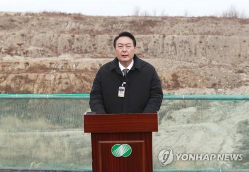 윤석열, 신한울 3·4호기 건설중단 현장서 원자력 공약 발표(경북 울진=연합뉴스) 이정훈 기자 = 국민의힘 윤석열 대선 후보가 29일 오후 경북 울진군 신한울 3·4호기 건설중단 현장을 방문, 탈원전 정책 전면 재검토와 신한울 3·4호기 건설 즉각 재개 등 원자력 공약을 발표하고 있다. 2021.12.29 uwg806@yna.co.kr