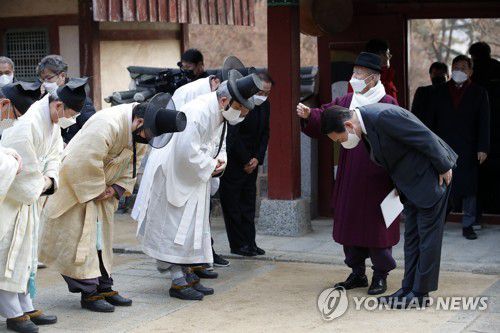 도산서원 찾은 윤석열(안동=연합뉴스) 이정훈 기자 = 국민의힘 윤석열 대선 후보가 29일 오후 경북 안동시 도산서원을 찾아 어르신들에게 인사하고 있다. 2021.12.29 uwg806@yna.co.kr