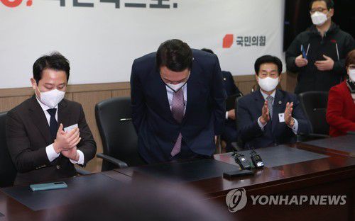 친박단체 박수받는 윤석열(대구=연합뉴스) 김현태 기자 = 국의민의힘 윤석열 대선 후보가 30일 대구시당에서 박근혜 전 대통령의 지지단체인 전국 친박단체 대표들과 간담회를 하며 박수를 받고 있다. 2021.12.30 mtkht@yna.co.kr