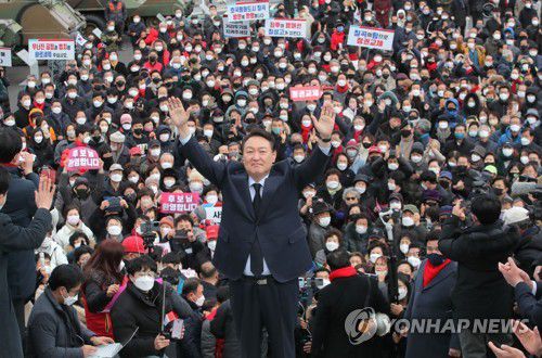 지지자들 향해 인사하는 윤석열 대선후보(칠곡=연합뉴스) 이정훈 기자 = 국민의힘 윤석열 대선 후보가 30일 오후 한국전쟁 최대 격전지였던 경북 칠곡군 다부동 전적기념관을 방문해 참배한 뒤 지지자들을 향해 인사하고 있다. 2021.12.30 uwg806@yna.co.kr