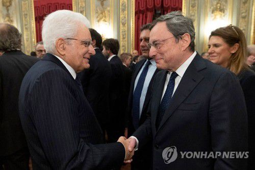 마타렐라 대통령과 악수하는 드라기 총리(오른쪽) [AFP 연합뉴스 자료사진. 재판매 및 DB 금지]