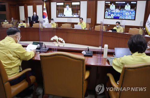 코로나19 대응 중대본 회의(서울=연합뉴스) 김승두 기자 = 31일 정부서울청사에서 코로나19 대응 중앙재난안전대책본부 회의가 김부겸 국무총리 주재로 열리고 있다. 2021.12.31 kimsdoo@yna.co.kr