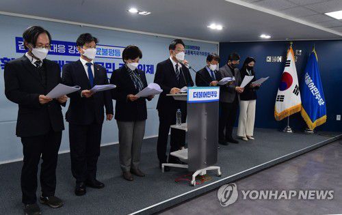 공공의료 확충 정책공약 발표하는 이재명 대선 후보(서울=연합뉴스) 하사헌 기자 = 더불어민주당 이재명 대선 후보가 31일 오후 서울 여의도 더불어민주당 중앙당사에서 코로나19 감염병 대응 및 의료불평등 해소를 위한 '공공의료 확충 정책공약'을 발표하고 있다. 2021.12.31 [국회사진기자단] toadboy@yna.co.kr