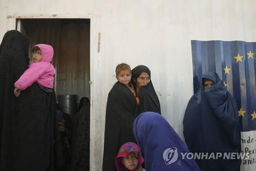 월드비전의 순회 진료소 앞에 모인 아프간 여성과 아이들[AP=연합뉴스]
