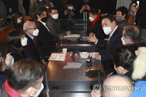 자영업 피해 현장 간담회에서 발언하는 윤석열 대선 후보(서울=연합뉴스) 국민의힘 윤석열 대선 후보가 2일 오후 서울 종로구 한 음식점에서 열린 코로나19 자영업 피해 현장 간담회에서 발언하고 있다. 2022.1.2 [국회사진기자단] toadboy@yna.co.kr