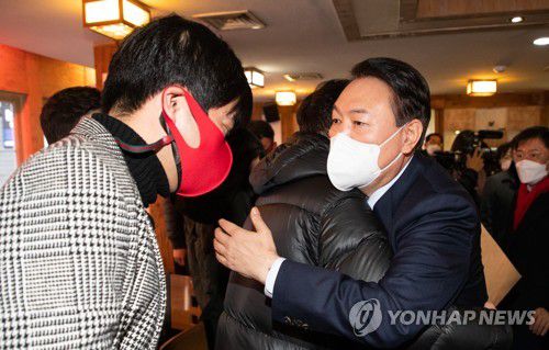 자영업자 위로하는 윤석열 대선 후보(서울=연합뉴스) 국민의힘 윤석열 대선 후보가 2일 오후 서울 종로구 한 음식점에서 열린 코로나19 자영업 피해 현장 간담회에서 자영업자들을 위로하고 있다. 2022.1.2 [국회사진기자단] toadboy@yna.co.kr