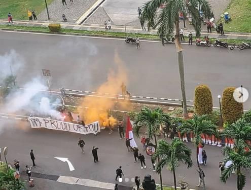 신태용 감독 격리호텔 앞에서 축하 퍼포먼스 하는 팬들[인스타그램 @shintaeyong7777, 재판매 및 DB금지]