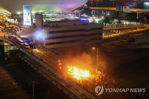 2019년 11월 17일 홍콩이공대서 시위대와 경찰 충돌[EPA 연합뉴스 자료사진]