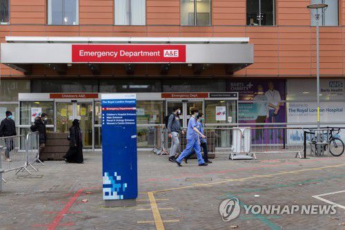 영국 런던의 병원 응급실 앞을 지나고 있는 의료진 [EPA 연합뉴스 자료사진. 재판매 및 DB금지]
