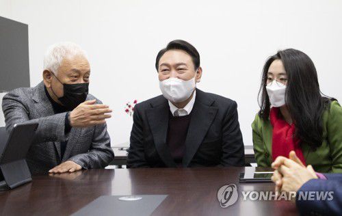 대화하는 윤석열과 김한길(서울=연합뉴스) 하사헌 기자 = 국민의힘 윤석열 대선 후보(가운데)와 김한길 새시대준비위원회 위원장(왼쪽)이 20일 서울 여의도 새시대준비위원회 사무실에서 열린 영입인사 환영식에서 이야기를 나누고 있다. 오른쪽은 새시대준비위원회 수석부위원장으로 영입된 신지예 한국여성정치 네트워크 대표. 2021.12.20 [국회사진기자단] toadboy@yna.co.kr