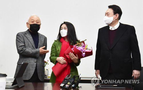 신지예 소개하는 김한길(서울=연합뉴스) 이정훈 기자 = 국민의힘 윤석열 대선 후보의 직속 기구인 새시대준비위원회 김한길 위원장이 20일 서울 여의도 위원장실에서 열린 영입인사 환영식에서 새시대준비위 수석부위원장으로 영입된 신지예 한국여성정치 네트워크 대표를 소개하고 있다. 왼쪽부터 김한길, 신지예, 윤석열. 2021.12.20 [국회사진기자단] uwg806@yna.co.kr