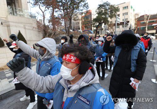 구호 외치는 CJ대한통운 택배노조(서울=연합뉴스) 이지은 기자 = 민주노총 전국택배노동조합(택배노조) CJ대한통운본부의 총파업 사흘째인 30일 오후 서울 중구 CJ그룹 본사 앞에서 CJ대한통운 서울지부 조합원들이 택배노동자 과로사 방지를 위한 사회적 합의 이행을 촉구하고 있다. 2021.12.30 jieunlee@yna.co.kr