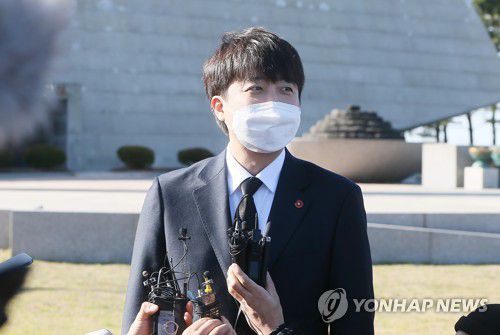 취재진 질문에 답변하는 이준석 대표(제주=연합뉴스) 변지철 기자 = 국민의힘 이준석 대표가 1일 오후 제주시 봉개동 4·3평화공원을 참배한 뒤 취재진의 질문에 답변하고 있다. 2022.1.1 bjc@yna.co.kr